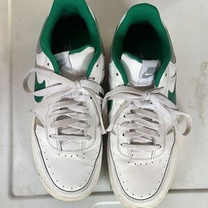 Nike White & Green Low-Top Sneakers - Classic Swoosh